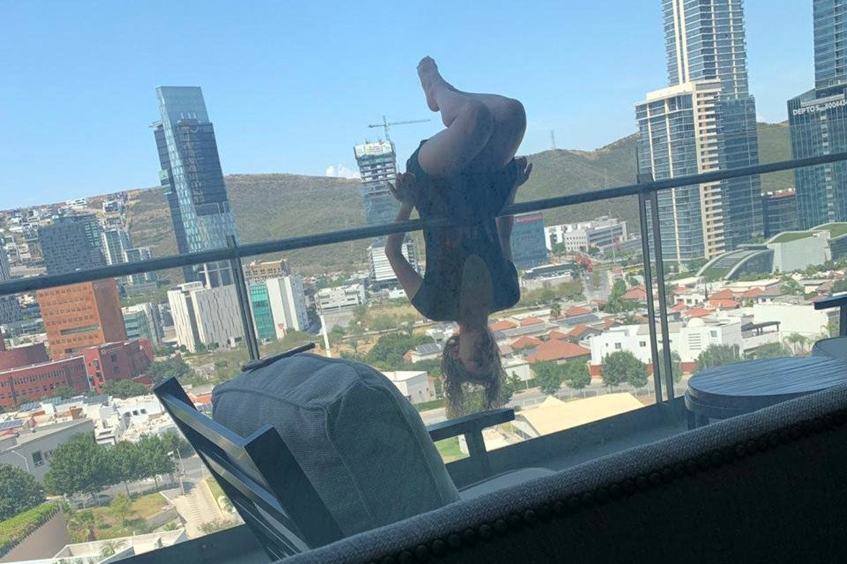 Balkon camında yoga yapan genç kadın 24 metreden yere çakıldı - Resim: 1