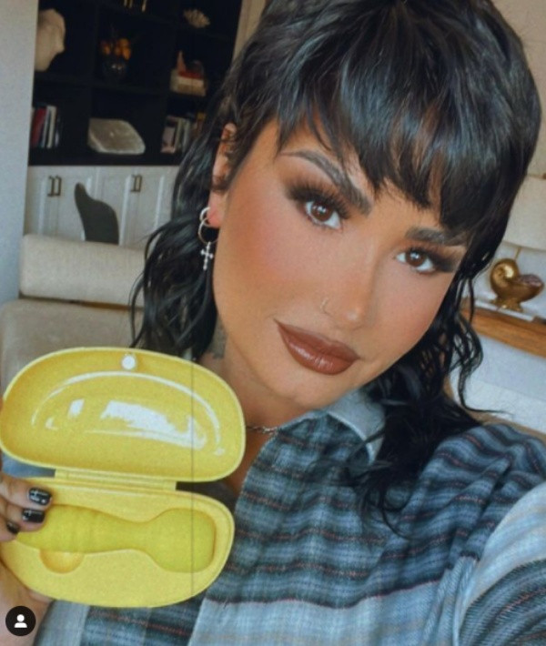 Demi Lovato Cinsiyetsiz Fantezi Oyuncağı Çıkardı - Resim: 1