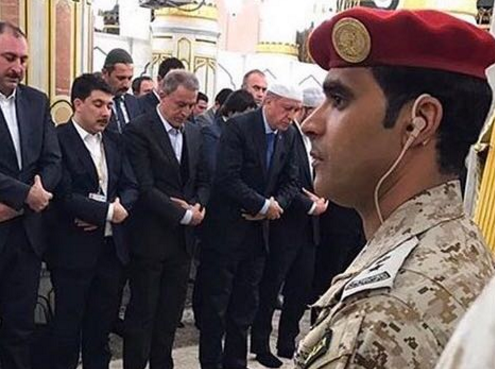 Hulusi Akar Mekke'de Erdoğan'la namaz kıldı - Resim: 1