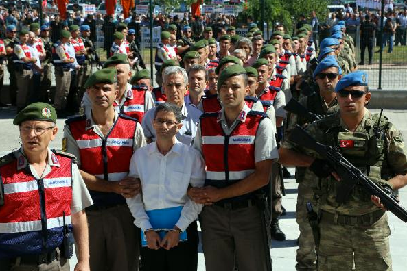 Hayati Yazıcı açıklama yaparken idam ipiyle... - Resim: 1