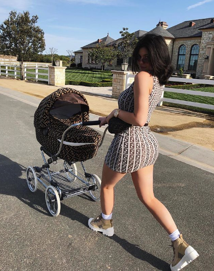 Kylie Jenner'in elbise ve bebek arabası uyumu - Resim: 1