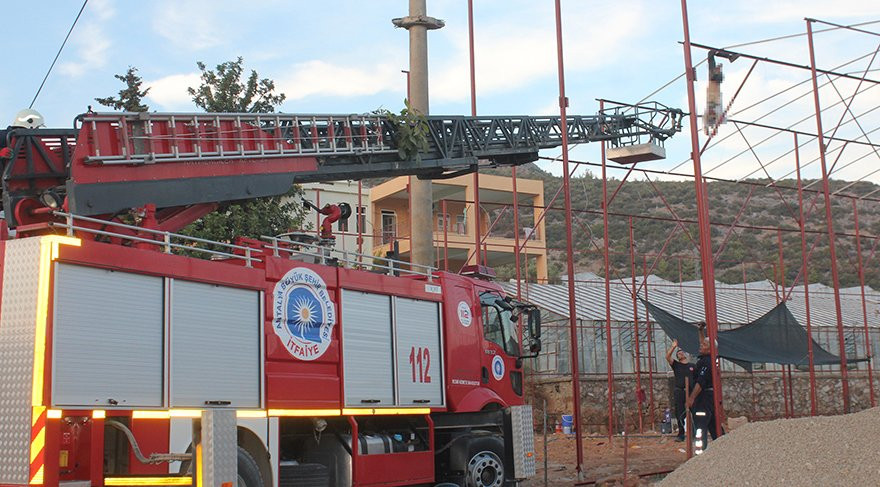 Elektrik akımına kapılan işçi tellerde asılı kaldı - Resim: 1
