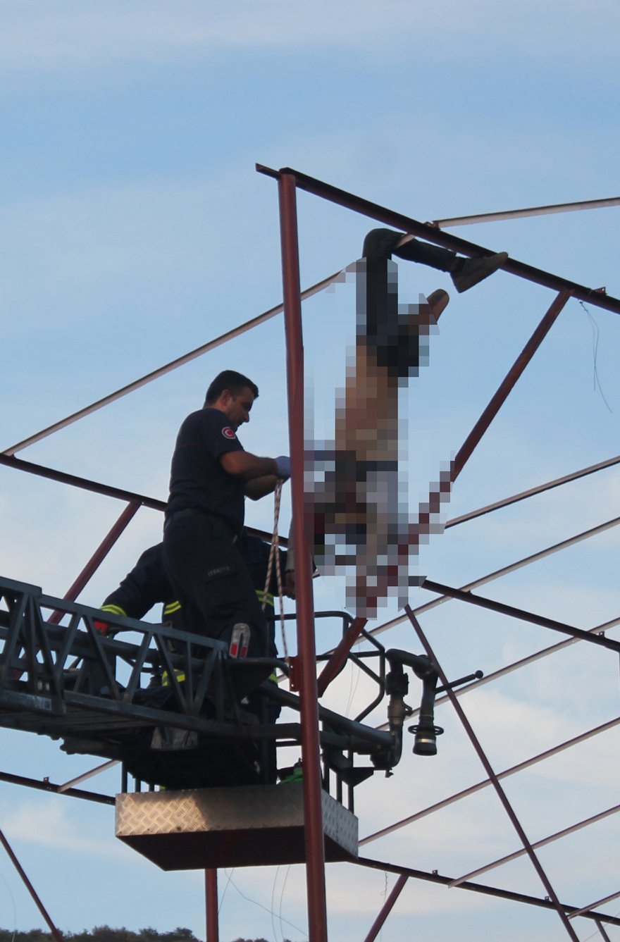 Elektrik akımına kapılan işçi tellerde asılı kaldı - Resim: 2