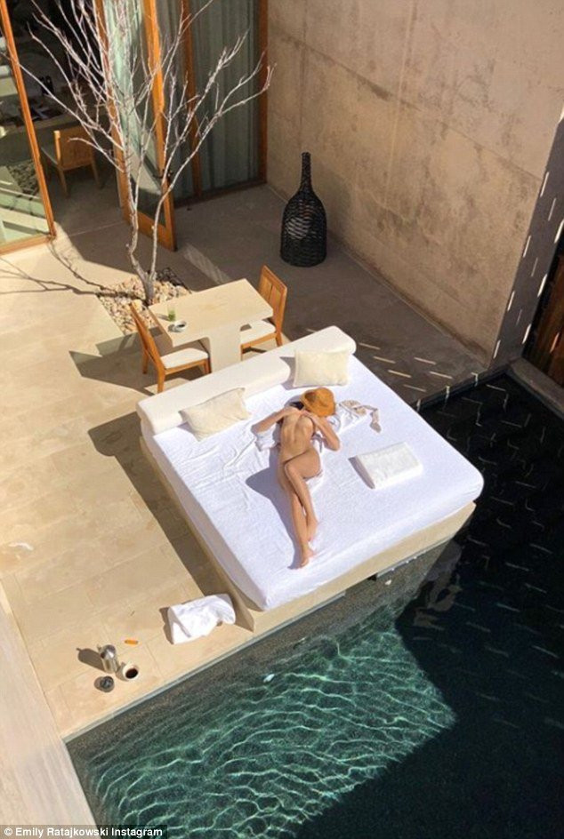 Emily Ratajkowski balayından çıplak pozlar paylaştı - Resim: 1