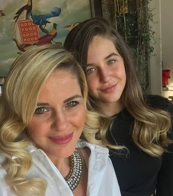 Emine Ün’den anne kız selfiesi - Resim: 1