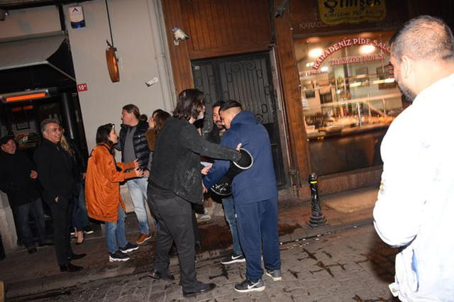 Erdal Beşikçioğlu gala yerine sokakta eğlendi - Resim: 1