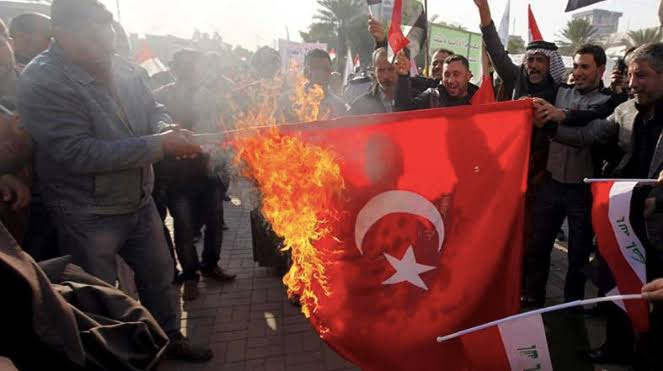 Suriyeliler Erdoğan posteri ve Türk bayrağı yaktı, Hain Türkiye sloganı attı - Resim: 1