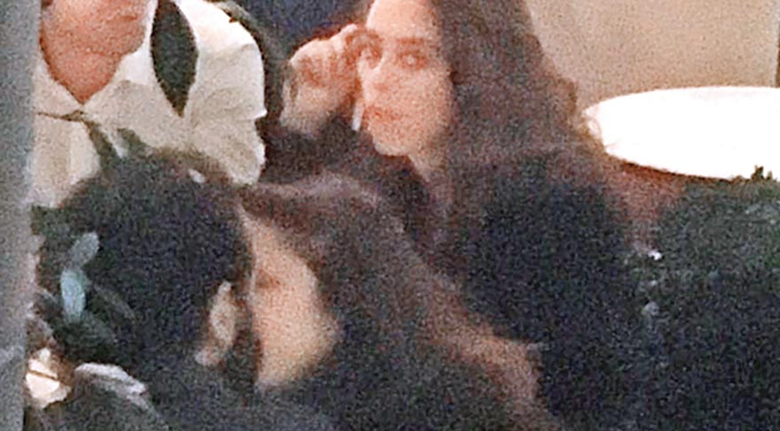 Esra Dermancıoğlu içeride öpüş kokuş dışarıda arkadaş - Resim: 1