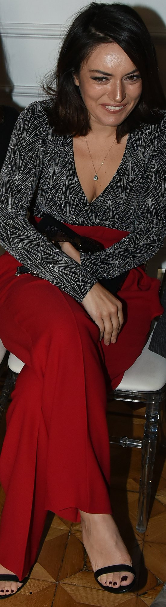 Ezgi Mola'dan emoji kullananlar daha çok sevişiyor haberine tepki - Resim: 1