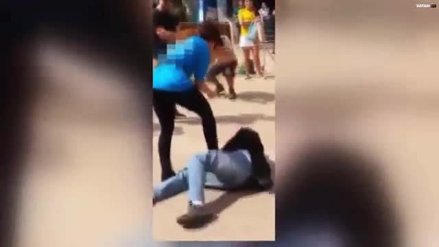 Göğüslerini açıp sapıklıkla suçladığı adamın üzerine daldı - Resim: 1