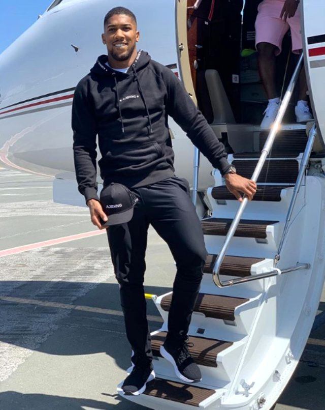 Riyad Mahrez'in eşi Rita Mahrez, boksör Anthony Joshua’nın kucağına oturunca... - Resim: 2