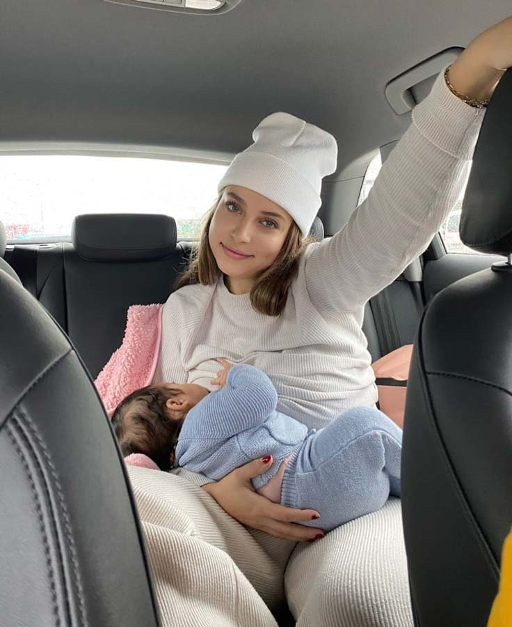 Gamze Erçel kızını arabada emzirirken çekilen fotoğrafını paylaştı - Resim: 1
