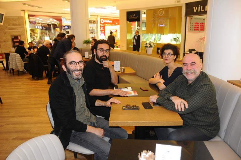 Ezel Akay hastaneye kaldırıldı haberlerine açıklık getirdi: Gazeteciliği bırak senarist ol - Resim: 1