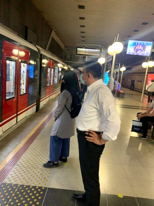 AKP milletvekili Dağ'ın metrodaki fotoğrafları gündem oldu! Genç kız şaşkınlığını gizleyemedi - Resim: 2
