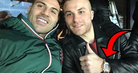 Gökhan Töre kolunda servet taşıyor - Resim: 1