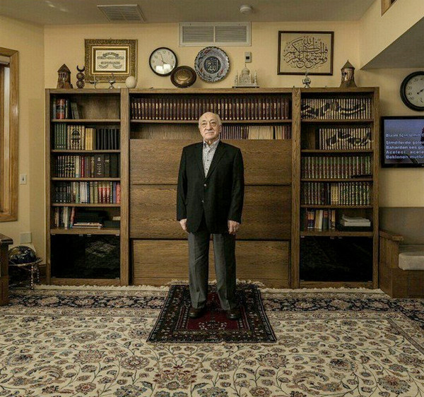 Gülen'in seccade üzerinde ayakkabı ile mesajı kime? - Resim: 1