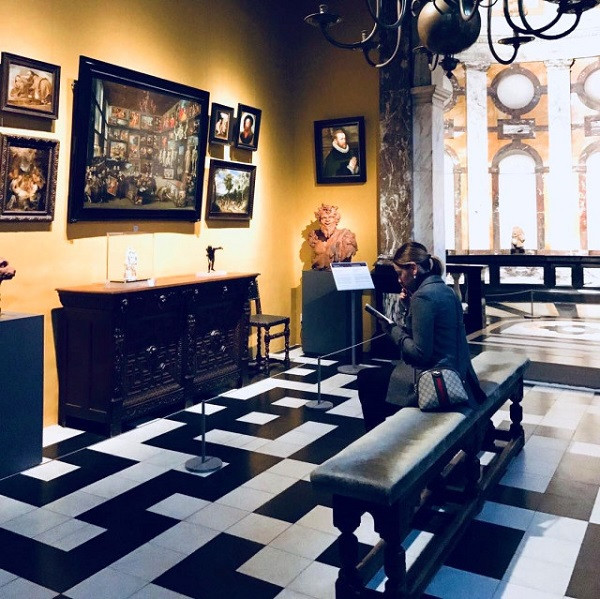 Hadise Gucci çantasını göstereyim derken - Resim: 3