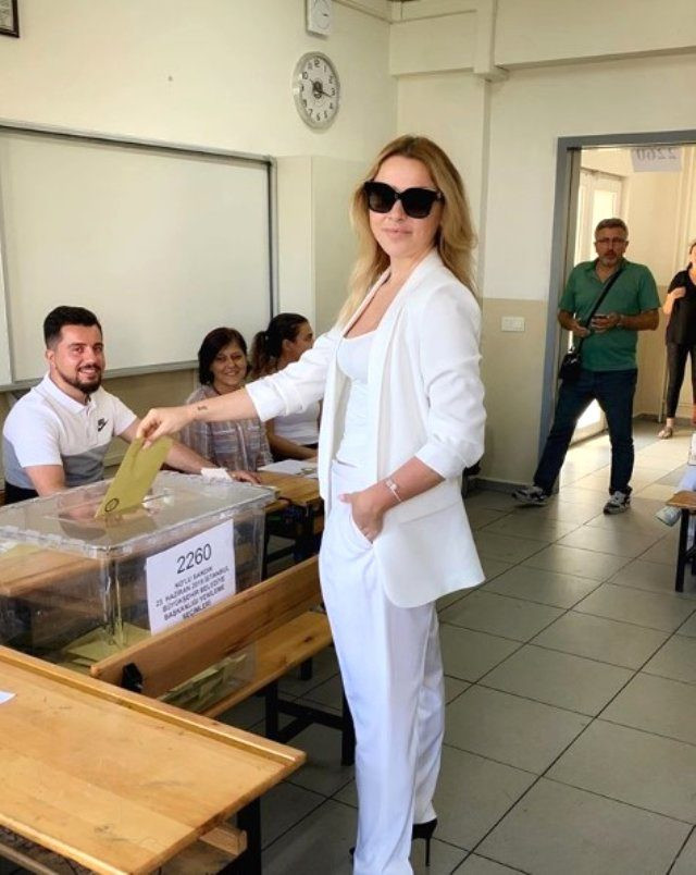 Hadise'nin güller içindeki paylaşımı takipçilerini kahkahaya boğdu - Resim: 1