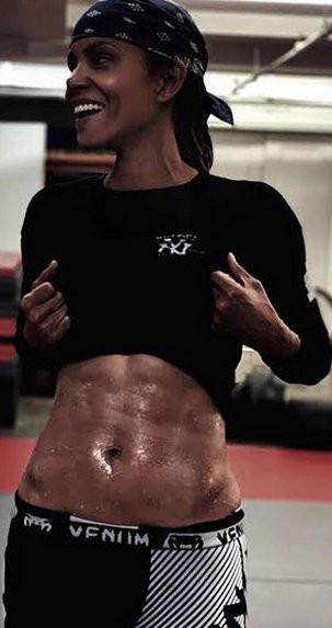 Halle Berry'nin karın kasları olay oldu - Resim: 1