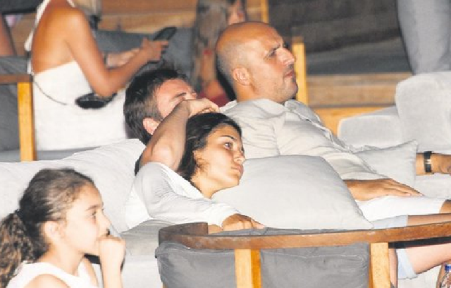 Hande Erçel ve Murat Dalkılıç Bodrum'da Della Miles’ın konserinde romantik anlar yaşadı - Resim: 2