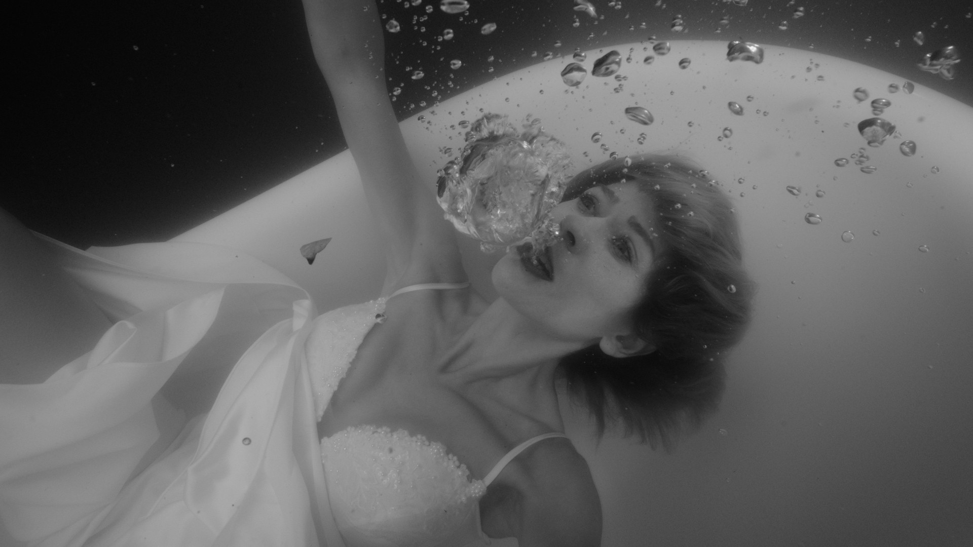 Erdal Beşikçioğlu'ndan Kadına Şiddete Dikkat Çeken Oyun: Küvette Gelinler - Resim: 1