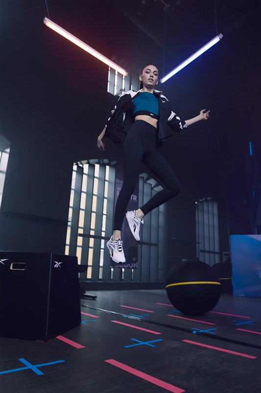 Hazar Ergüçlü ünlü spor markasının yüzü oldu - Resim: 1