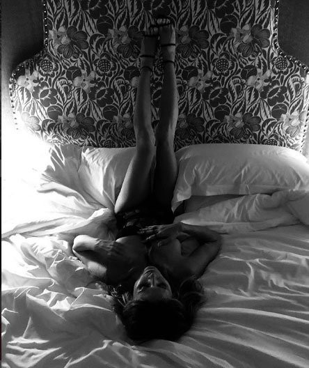 Transparan Heidi’den yatak pozu - Resim: 1