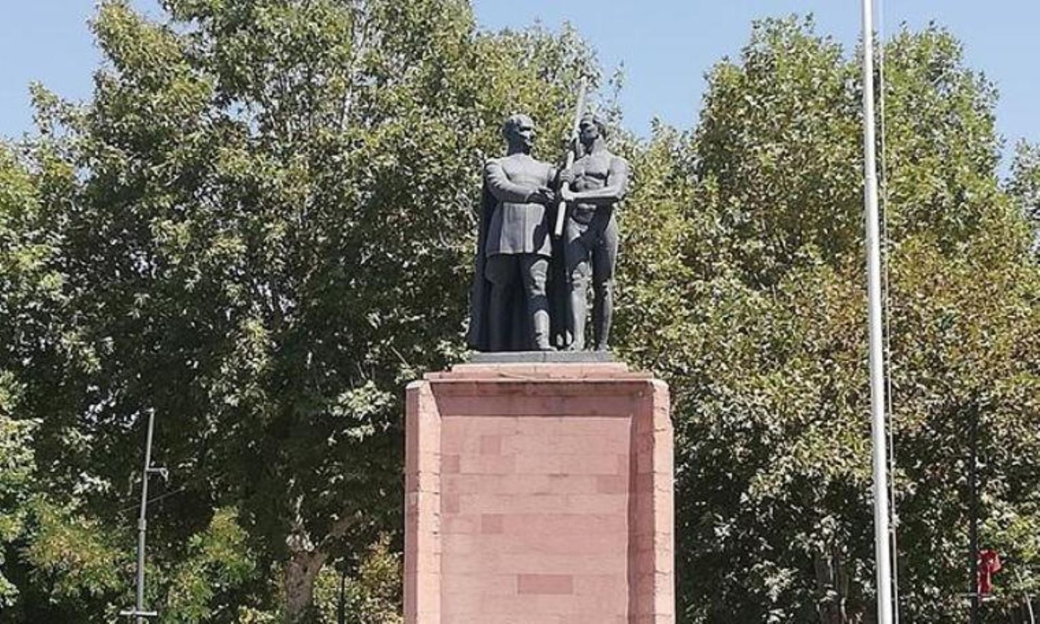 Yobazlar Malatya'daki Ünlü Heykele Pantolon Giydirmek İstiyor - Resim: 1