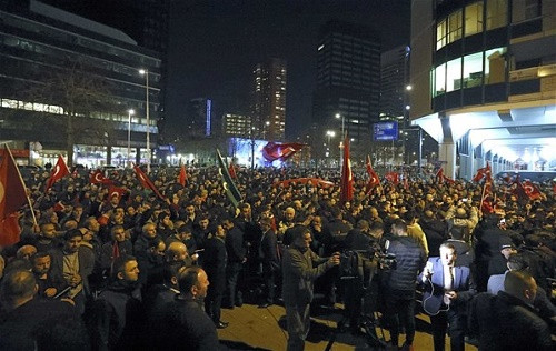 Son dakika haberleri: Hollanda'da protesto için toplanan Türklere polis saldırdı.. - Resim: 1