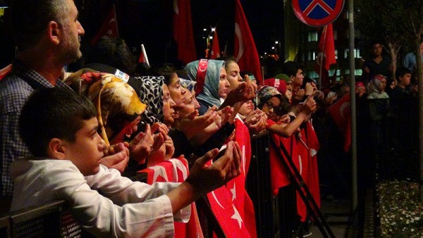 15 Temmuz sahnesine Topbaş ailesi bir eksikle çıktı - Resim: 2