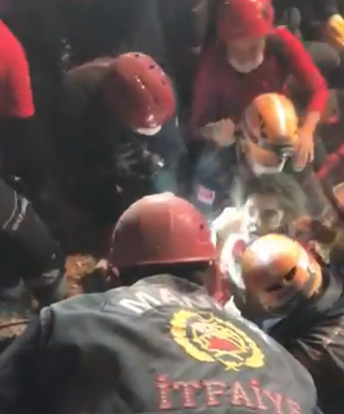 Enkaz altındaki İdil kurtarıldı, kardeşi İpek melek oldu - Resim: 1