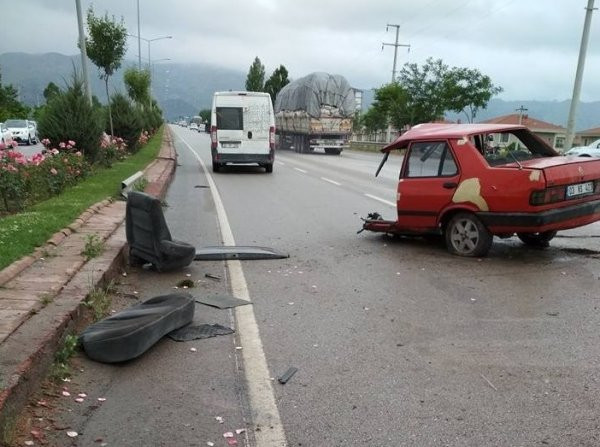 Afyonkarahisar'da ikiye bölünen aracın sürücüsü sağ kurtuldu! - Resim: 1
