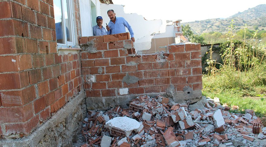 Tayini çıkan imam cami lojmanını balyozla yıkıp gitti - Resim: 1