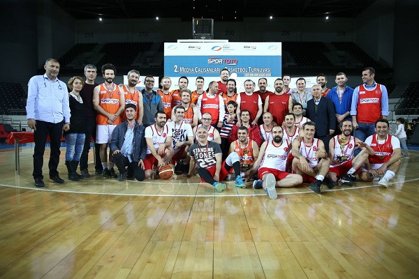 Bakan Osman Aşkın Bak medya mensuplarıyla basketbol maçı yaptı - Resim: 1