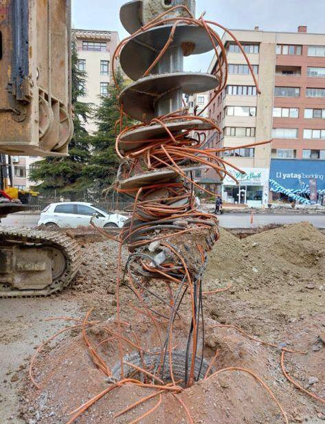 TRT Önündeki Yol Çalışması Nedeniyle Kablolar Koptu - Resim: 1