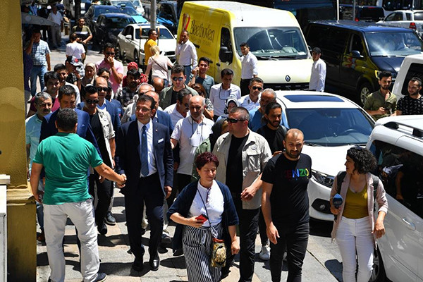 İmamoğlu’nun tramvay yolculuğunda ilginç görüntü - Resim: 1