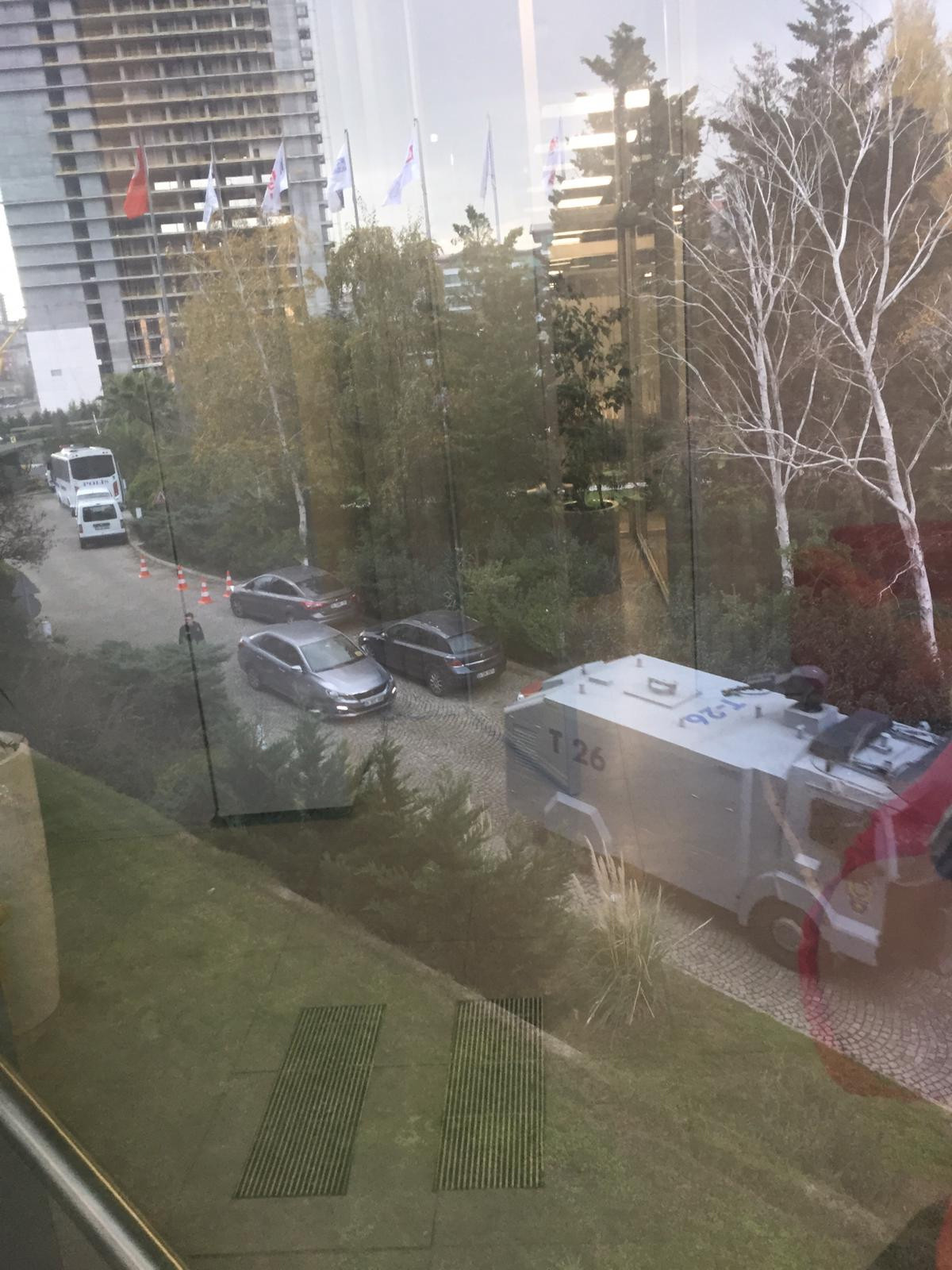 İşten çıkarılan gazeteciler Hürriyet önünde eylem yapıyor! TOMA'lı önlem alındı