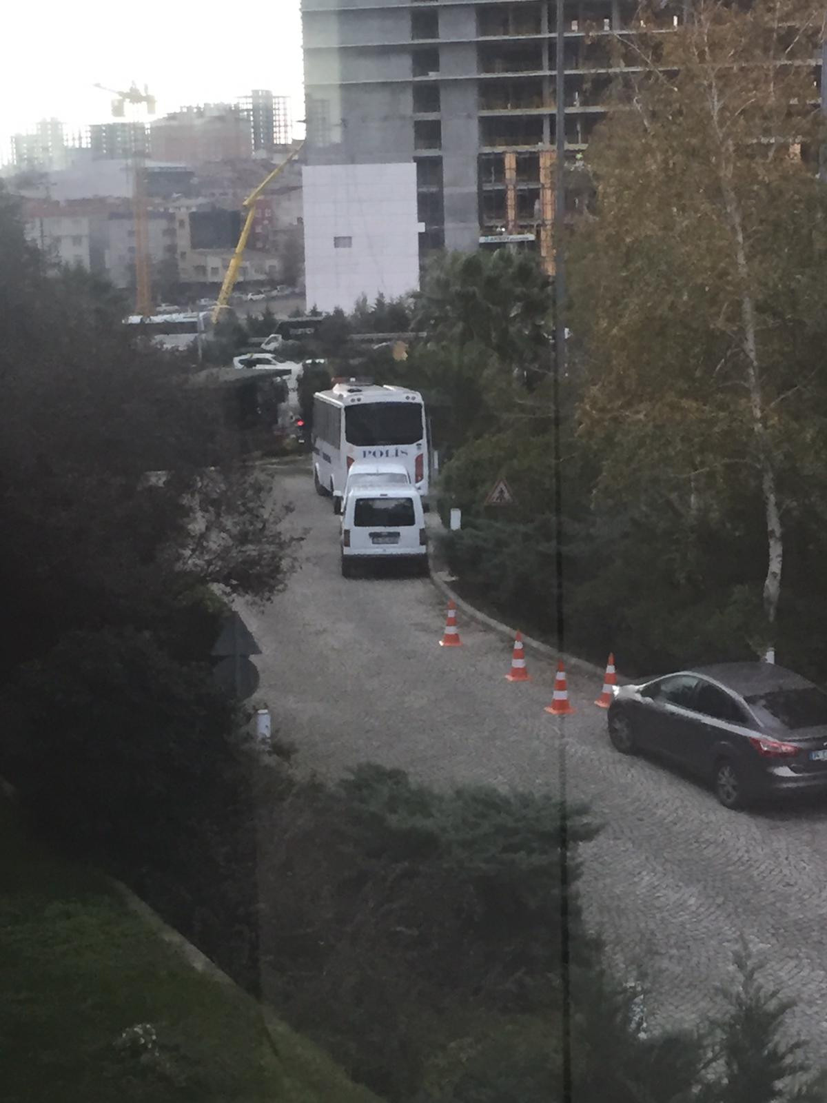 İşten çıkarılan gazeteciler Hürriyet önünde eylem yapıyor! TOMA'lı önlem alındı