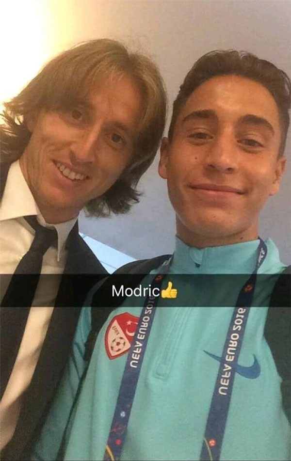 Emre Mor, Modric'i selfie için böyle bekledi - Resim: 1