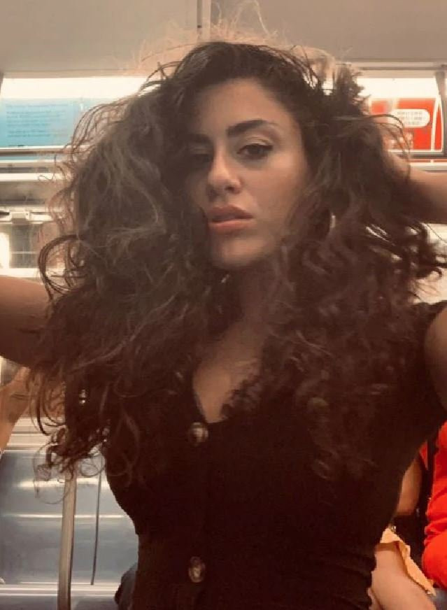 Metroda seksi pozlar veren kadın fenomen oldu - Resim: 2