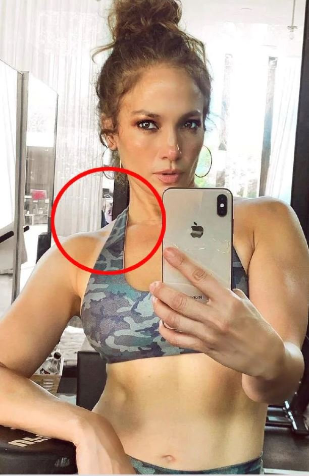 Jennifer Lopez’in selfie’sindeki detay hayranlarını korkuttu - Resim: 1