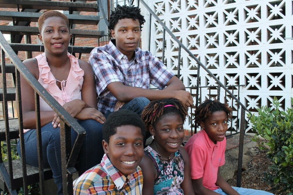 Anne ve 4 çocuğunun hayatını rutin kontrol için durduran polis kurtardı - Resim: 3