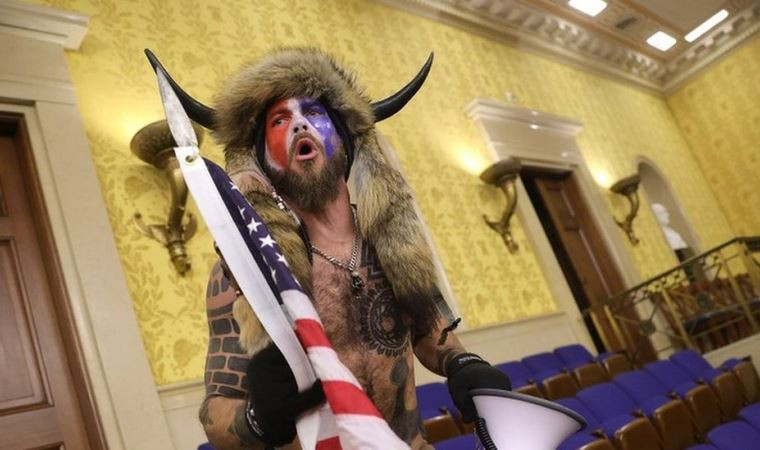 ABD Kongre Binasına Giren Ayı Postlu Boynuzlu Adam Tutuklandı! - Resim: 1