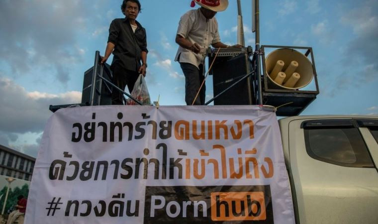 Tayland’da 190 porno sitesinin yasaklanması protesto edildi - Resim: 1