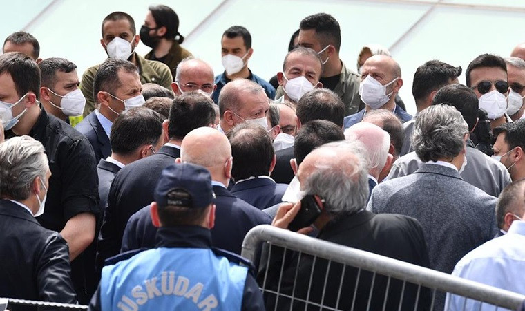 Erdoğan Tam Kapanma Yasaklarına Rağmen Kalabalıkla Cenazeye Katıldı - Resim: 1