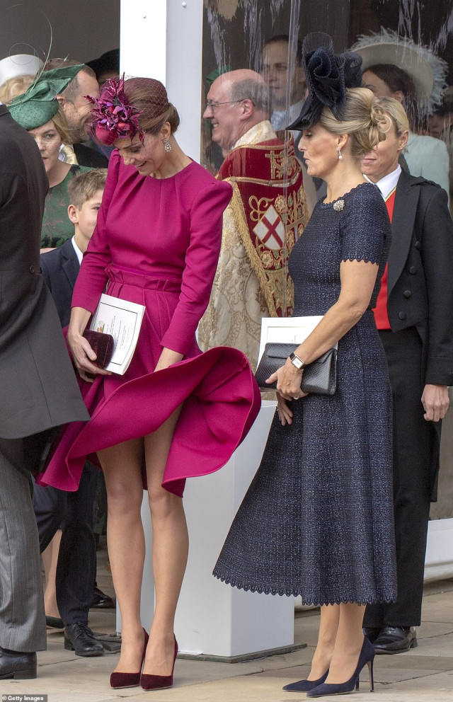 Rüzgar kraliyet gelini Kate Middleton'a zor anlar yaşattı - Resim: 2