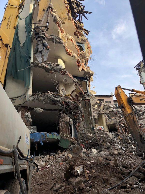Kızılay’da şimdi de rapor skandalı: Sağlam binayı riskli raporu alıp yıktılar... - Resim: 1