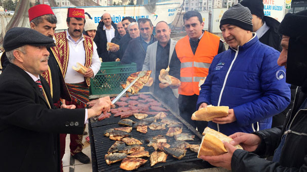 Ekmek arası köpekbalığı yapıp dağıttılar - Resim: 1