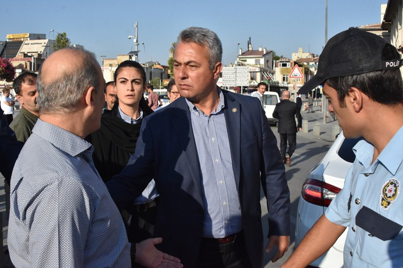 Davutoğlu’nun bayramlaşma töreninde olay! Bir öğretmen gözaltına alındı - Resim: 1