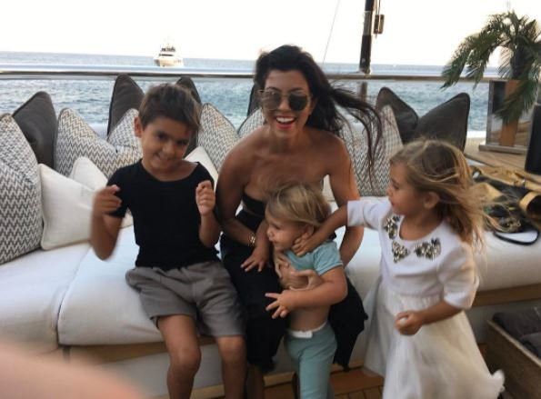Kourtney Kardashian'dan tanga bikinili paylaşım - Resim: 1